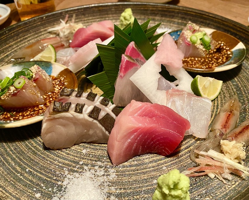 新宿の夜景を望む特等席で味わう、至高の和食体験。なぜ今「晩酌」と「ご飯」を同時に楽しむスタイルが大人たちの心を掴んで離さないのか【2026年最新グルメトレンド】