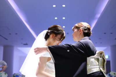涙と笑顔が交錯する「最後の身支度」――令和の結婚式で選ばれるベールダウンの新たな意味と家族のカタチ
