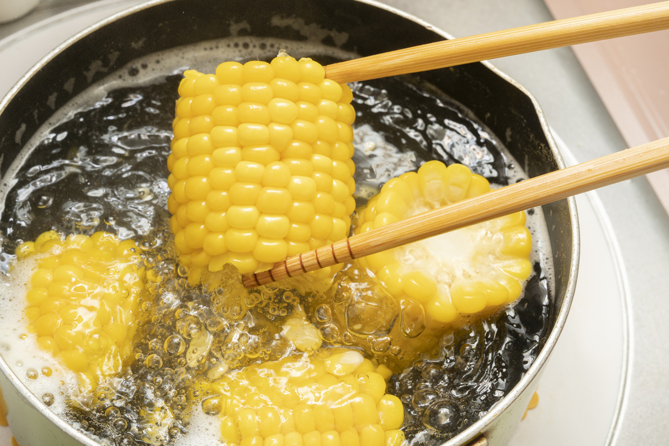 とうもろこしの茹で方で味が激変！甘みと弾力を引き出すプロの技