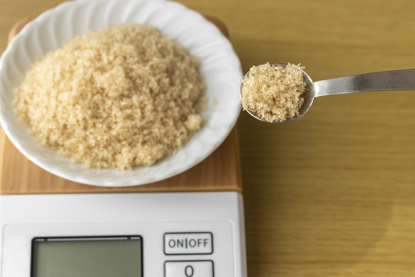 砂糖50Gは大さじ何杯？失敗しない計量比率と種類別の換算早見表