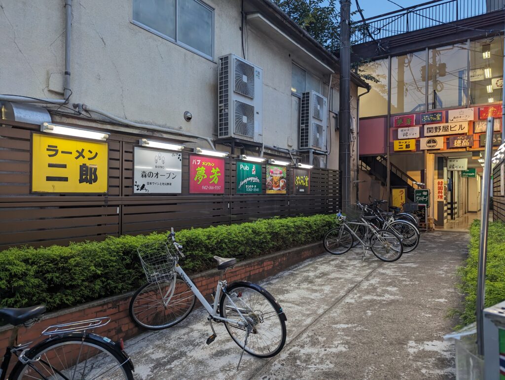 【2026年最新ルポ】極太麺の聖地「府中二郎」はなぜ中毒者を生み続けるのか？路地裏に漂う濃厚な熱気と唯一無二の存在感