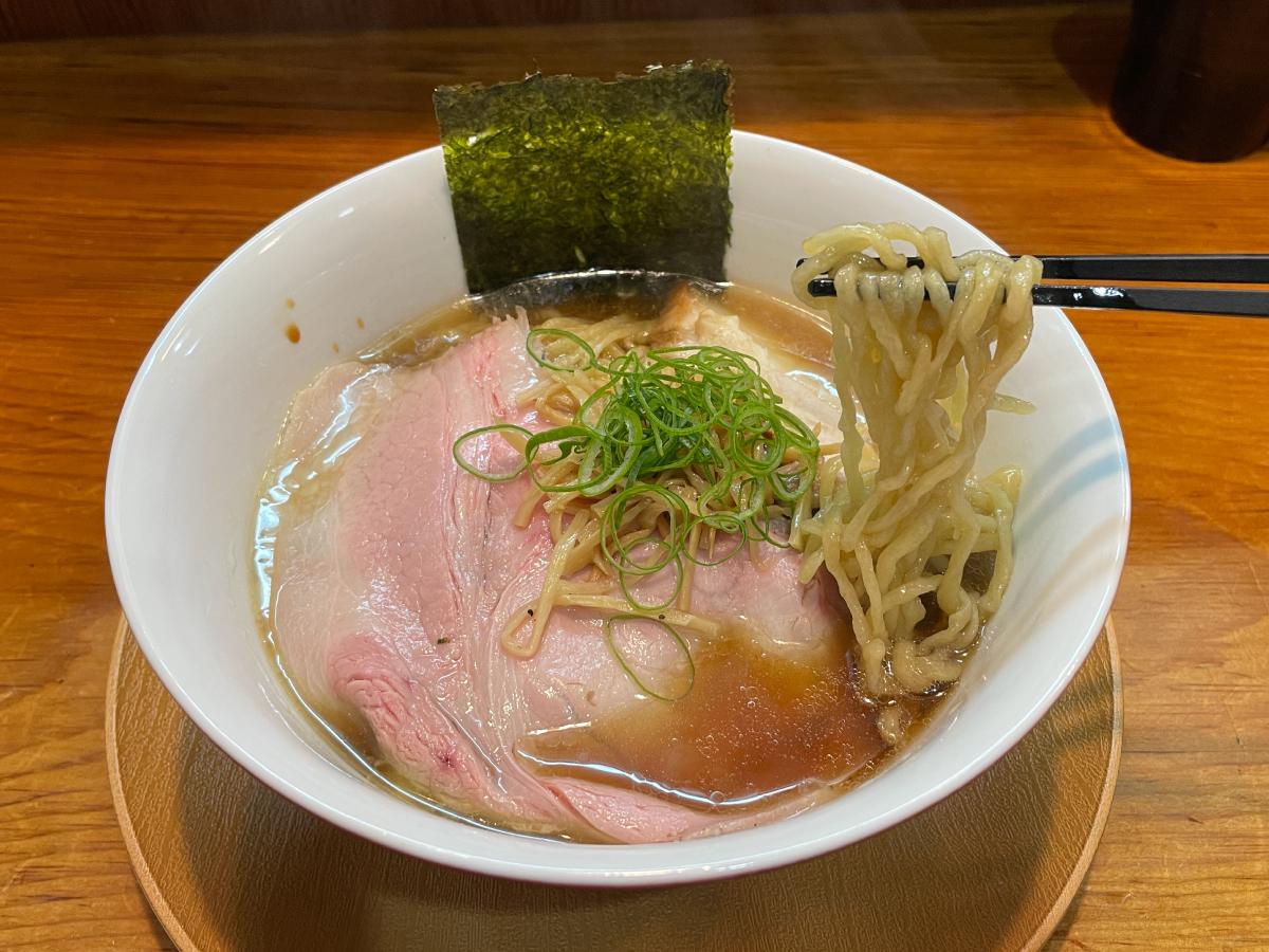 秋田・横手の極上麺！澄んだ醤油スープと極細ちぢれが織りなす至高