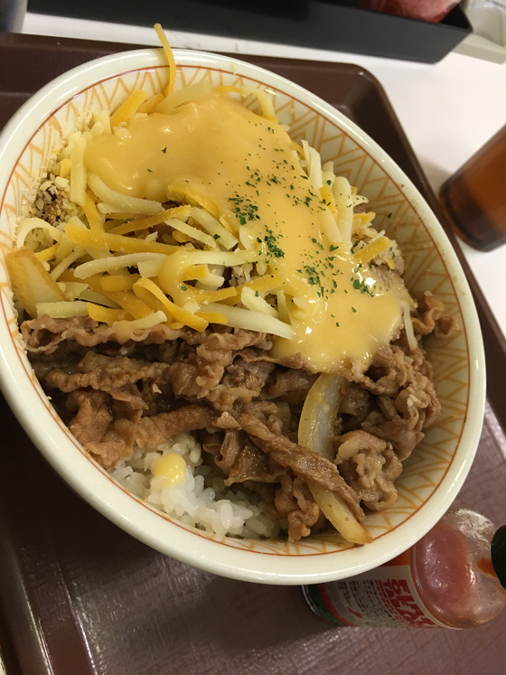 すき家「チーズ牛丼特盛」の値段とカロリー！裏技カスタマイズ解説