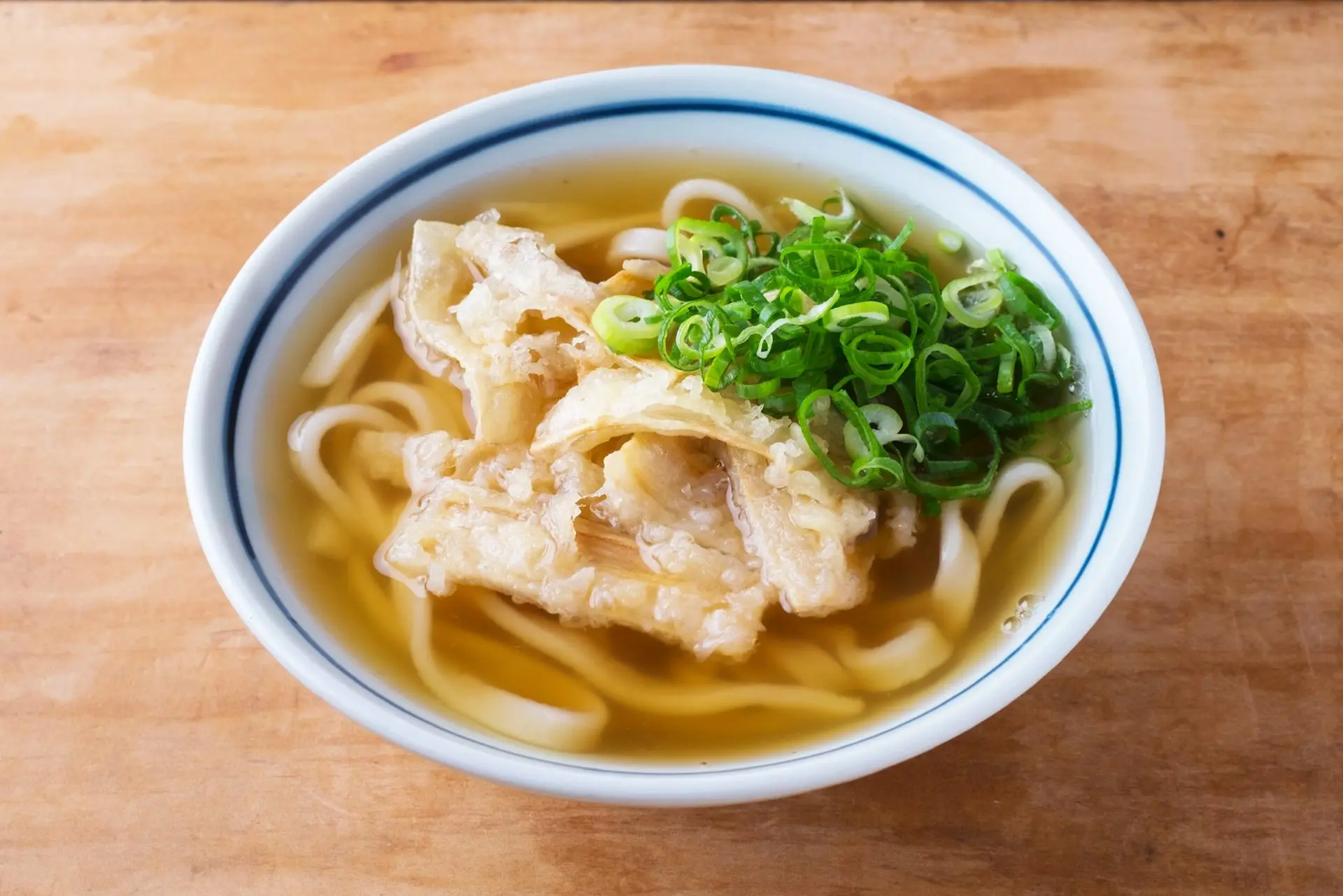 博多最古のかろのうろんが撮影禁止を貫く真相と名物ごぼう天の魅力