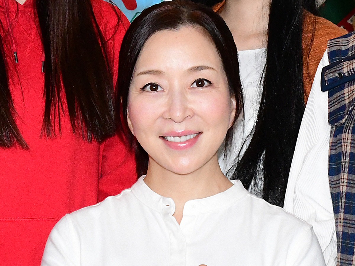 圧倒的オーラで魅了！50代女優が語る撮影裏話と奇跡の美を保つ流儀