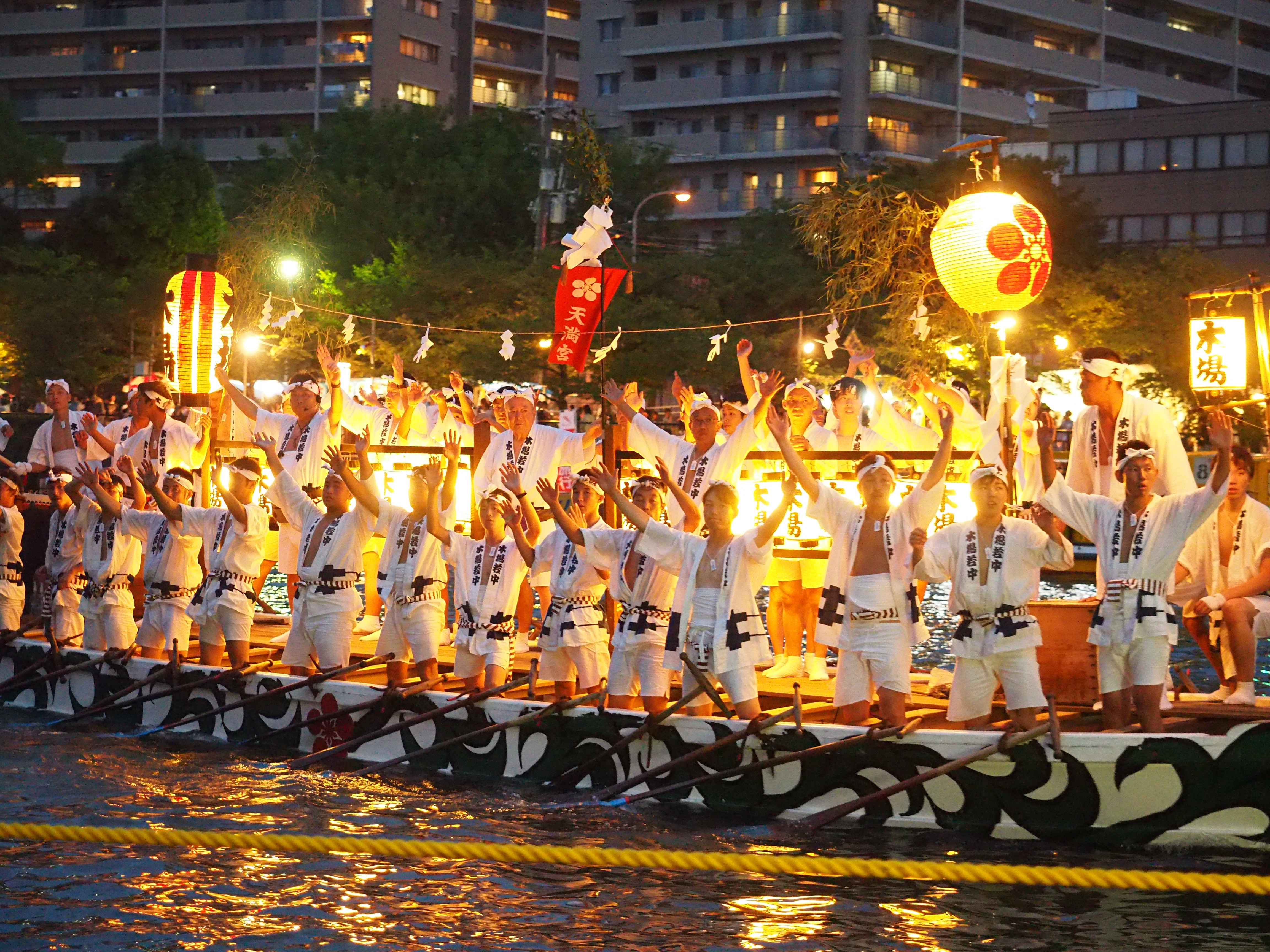 【2026】大阪天神祭の完全攻略ガイド！日程・花火穴場・屋台と混雑回避法