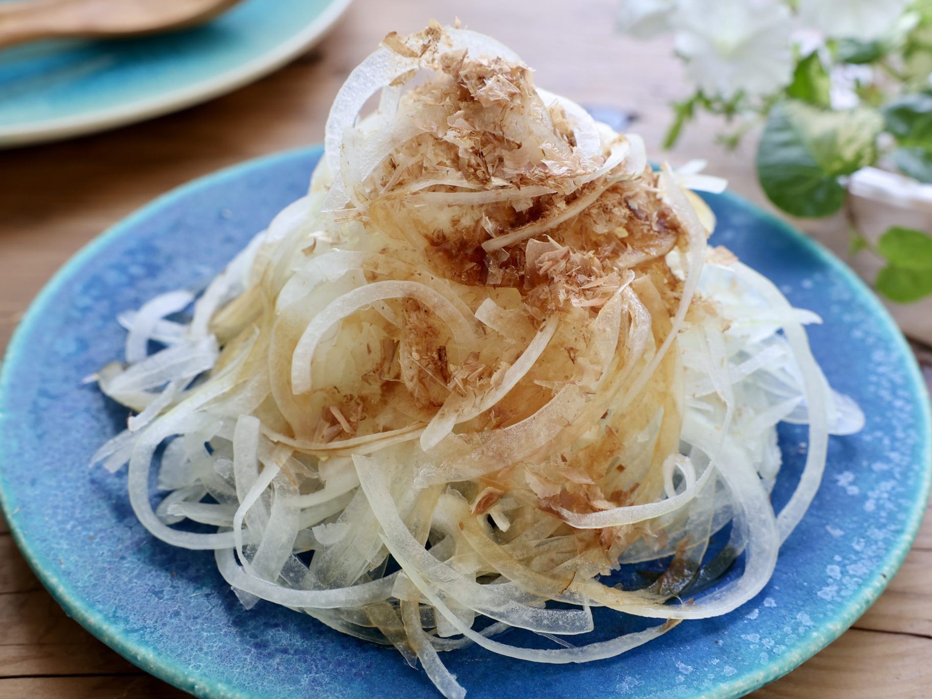 サラダ用玉ねぎの切り方で味が激変！繊維の向きと水晒し不要論の真相