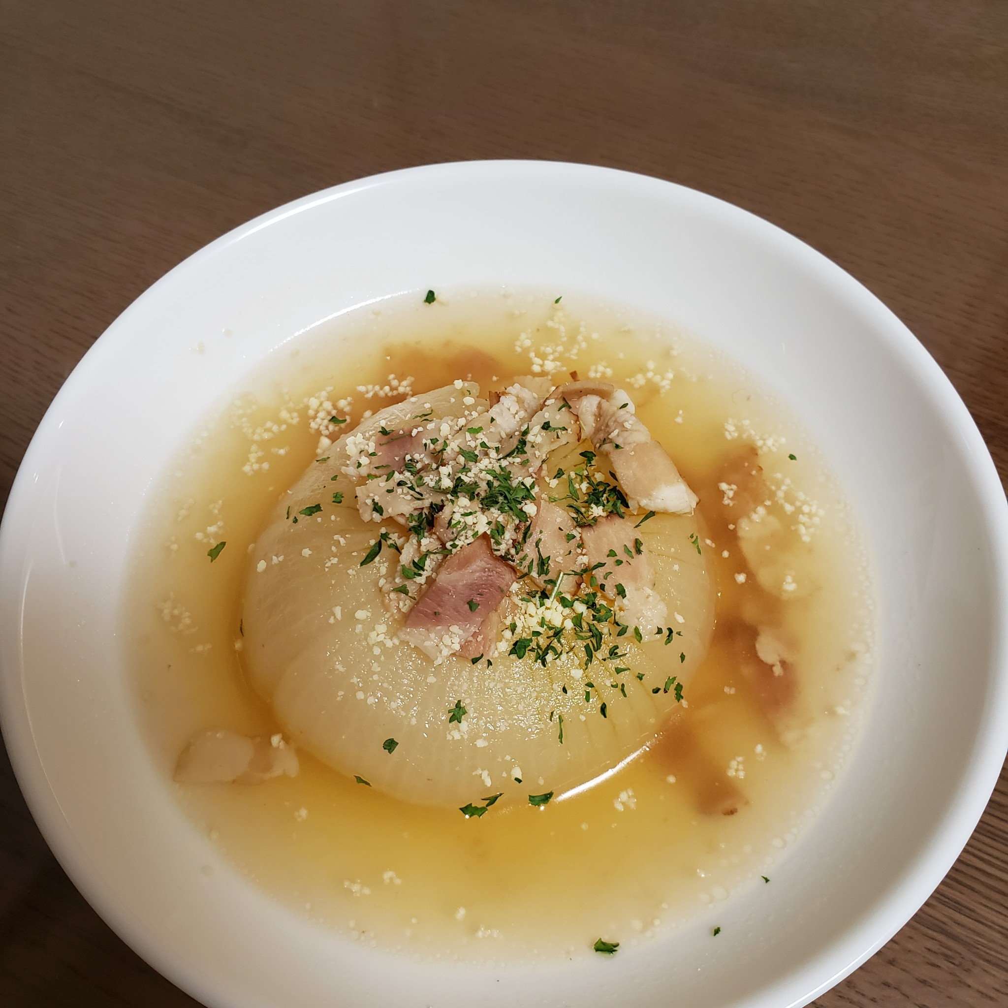 新玉ねぎ丸ごとスープがトロトロで絶品！レンジ時短とプロの隠し味