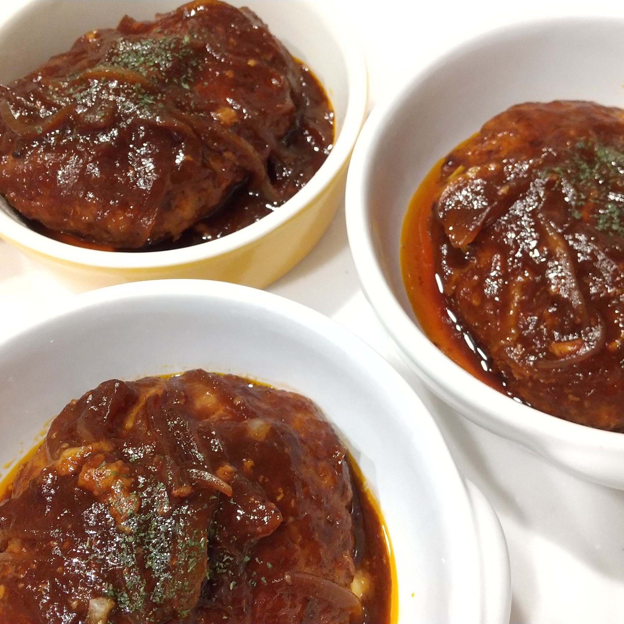 煮込みハンバーグを格上げ！ケチャップ黄金比率とプロ直伝の隠し味