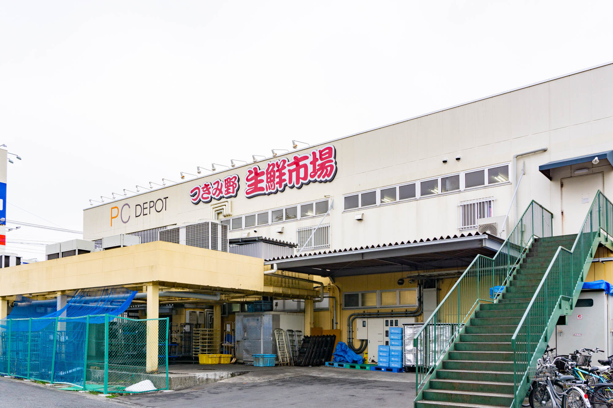【2026年現地取材】入場制限すら日常茶飯事！「角 上 魚類 つきみ野 店」が物価高時代に一人勝ちし続ける裏側と賢い利用術