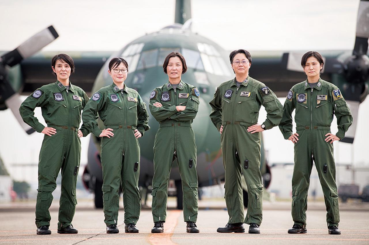 女性自衛官のリアル｜配置制限撤廃の真相と過酷な寮生活・年収の実態