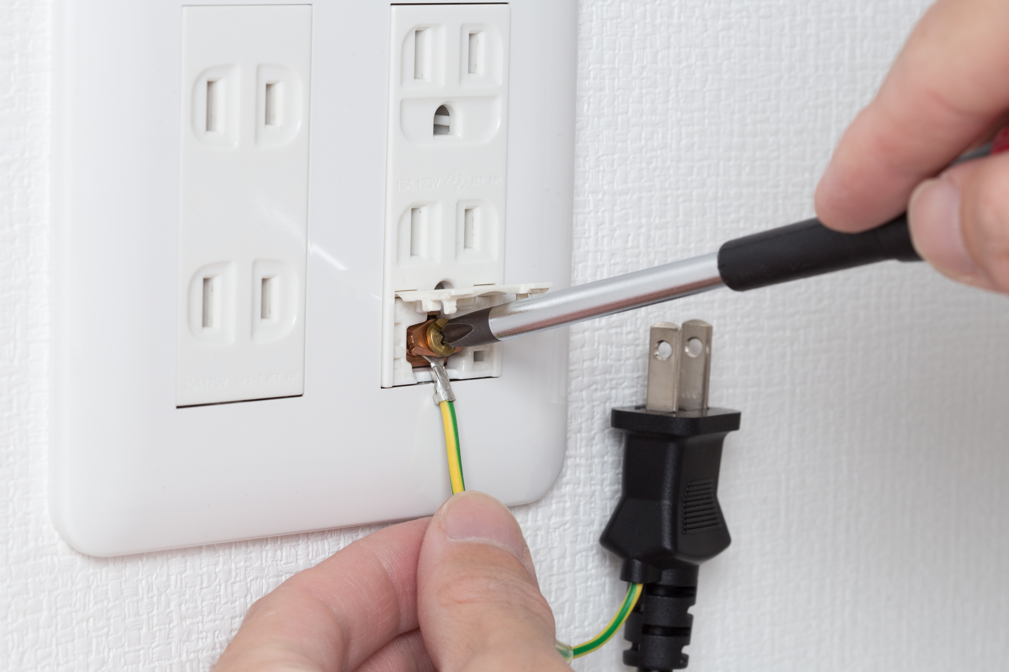 電子レンジのアース線は必須？賃貸の対処法と不要論の真実を徹底解説