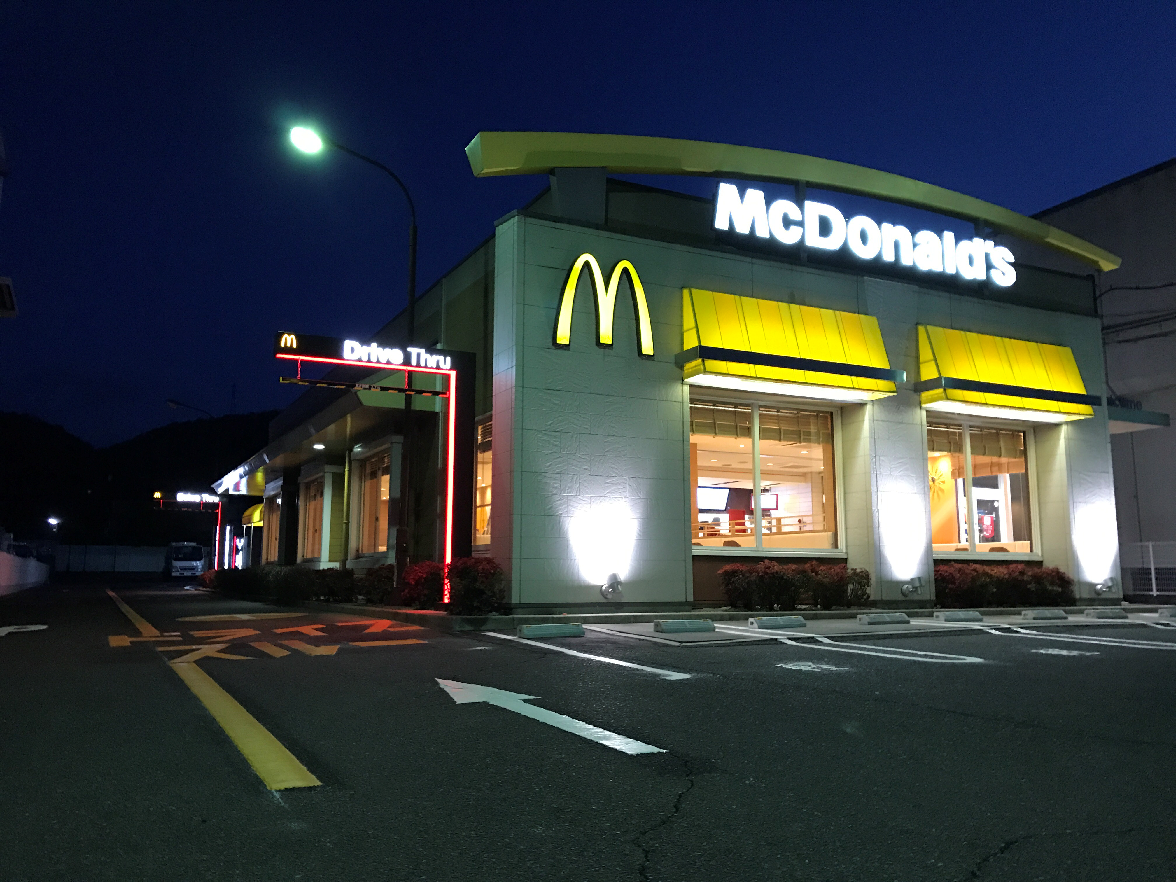 マクドナルド岩国店の営業時間と混雑回避術！24時間営業と最新活用法