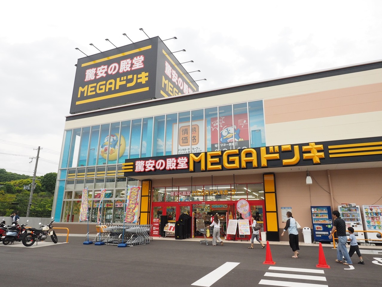 ドンキ神戸学園都市店の営業時間と駐車場！安さの秘密と混雑回避術