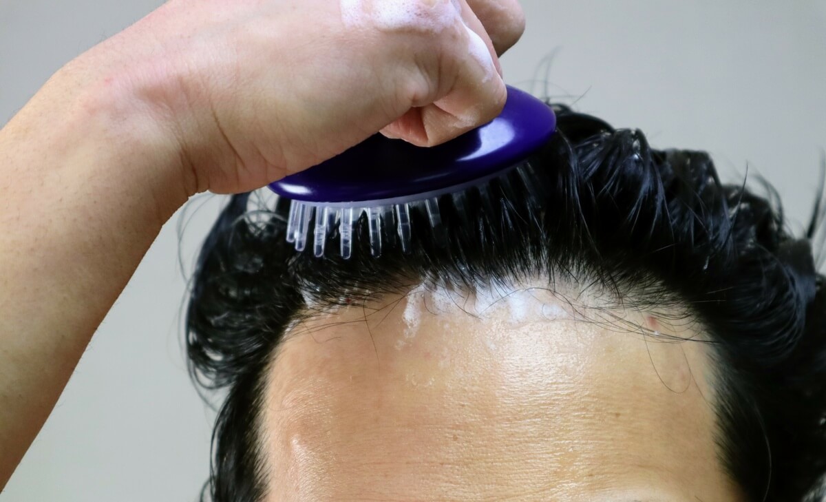 頭皮マッサージはしない方がいい？抜け毛や炎症を招く逆効果の真相