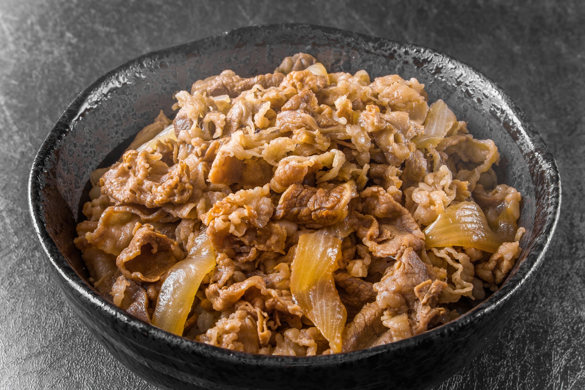 すき家キング牛丼の量はどのくらい？総重量1.2Kgの真相と完食術