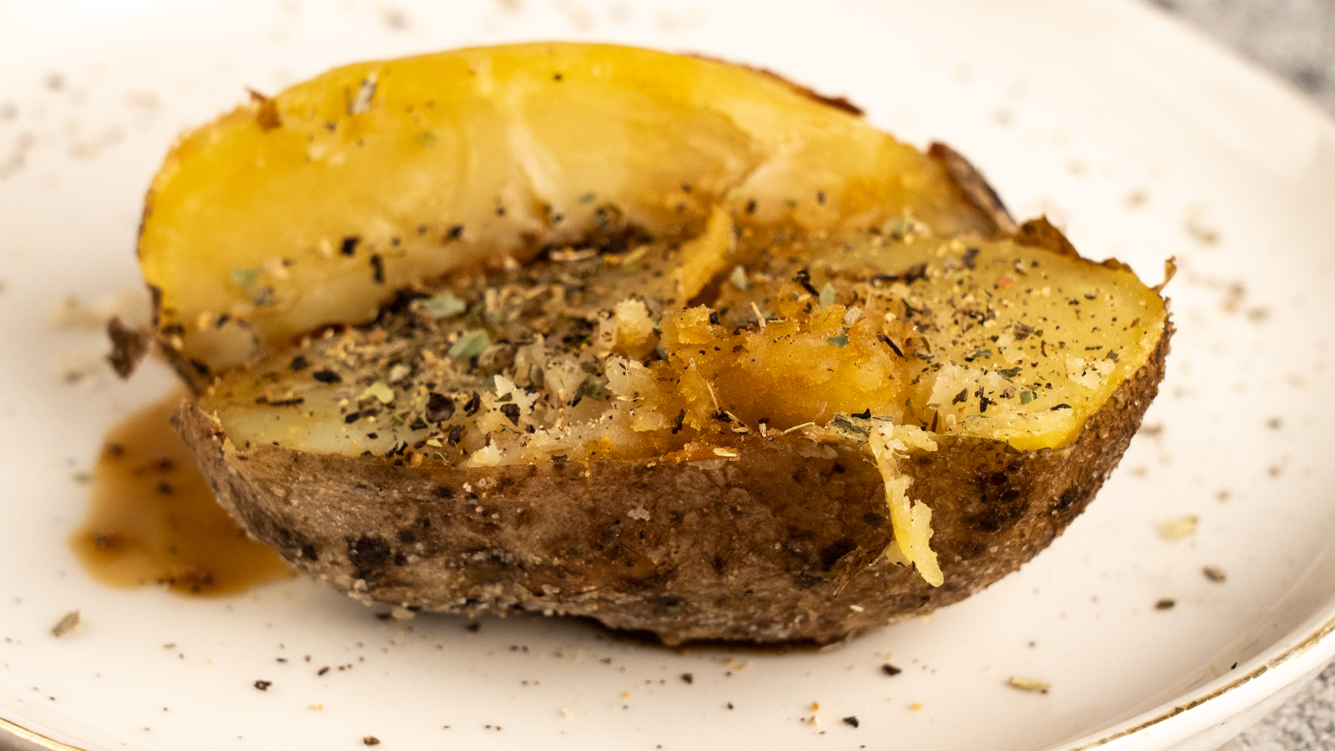 How to Make Jacket Potato in Microwave and Oven