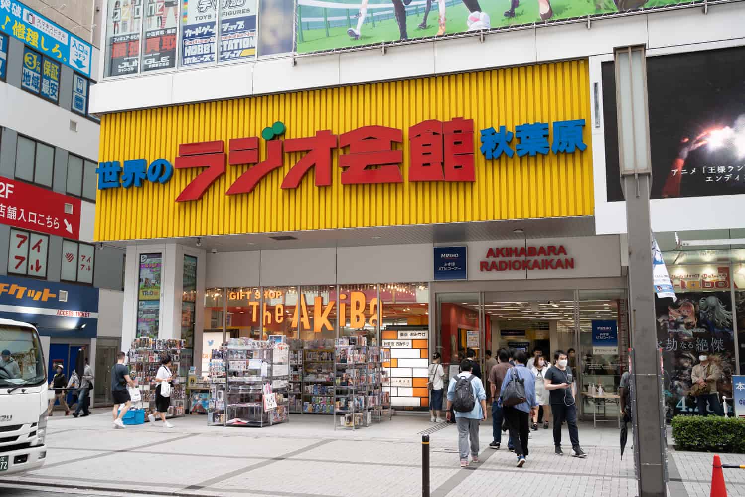 【2026年最新ルポ】秋葉原ラジオ会館が示す「オタク経済」の到達点――熱狂するインバウンドとカードバブルの現場へ