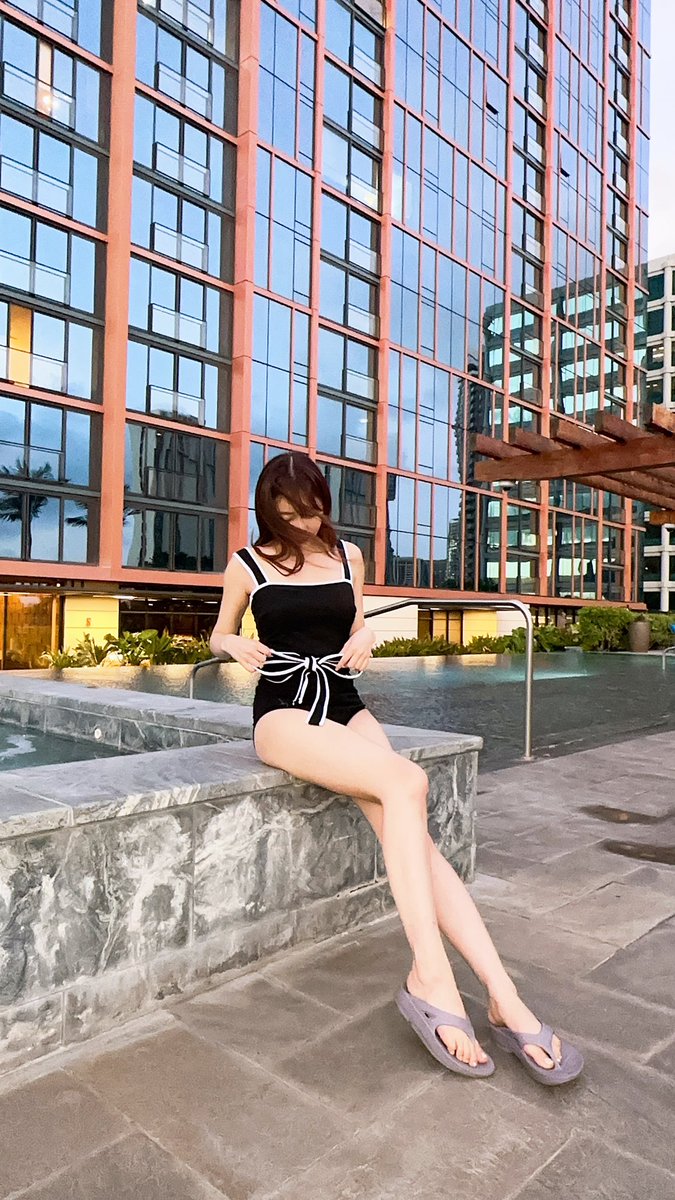 佐藤栞里の秘蔵グラビアショット！弾ける笑顔とスタイルに迫る