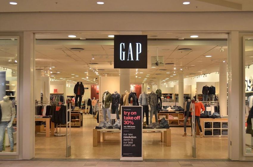 Gapピンクパーカー爆売れの謎！即完コラボと最新着こなし術