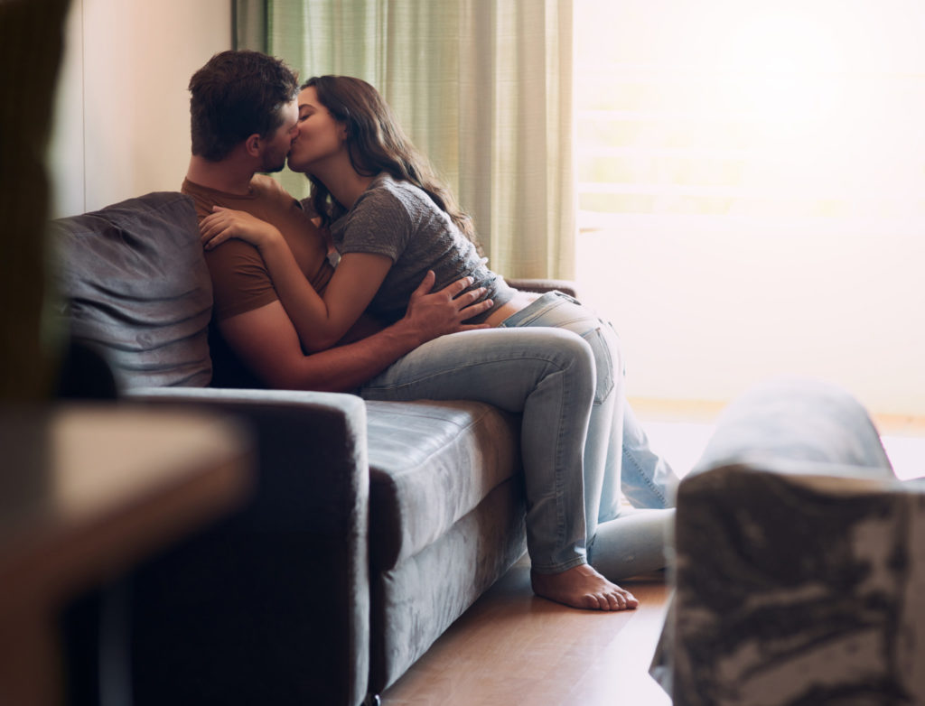 キスで頭を引き寄せる男性心理の深層｜本気度と独占欲を見極めるサイン