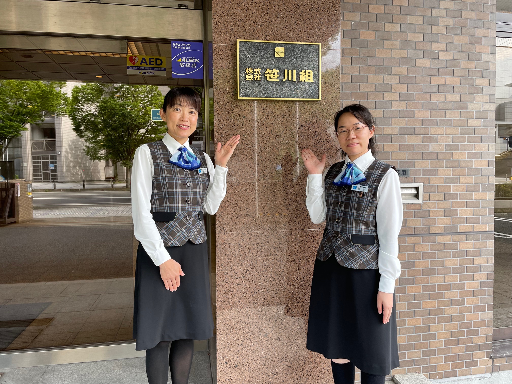 会社の事務服が今あえて復活？導入企業急増の理由と人気メーカー徹底比較