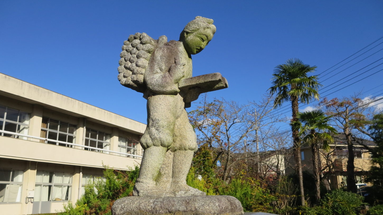 学校の銅像が消えた？座像への変化と怪談の真相を追う【2026最新】
