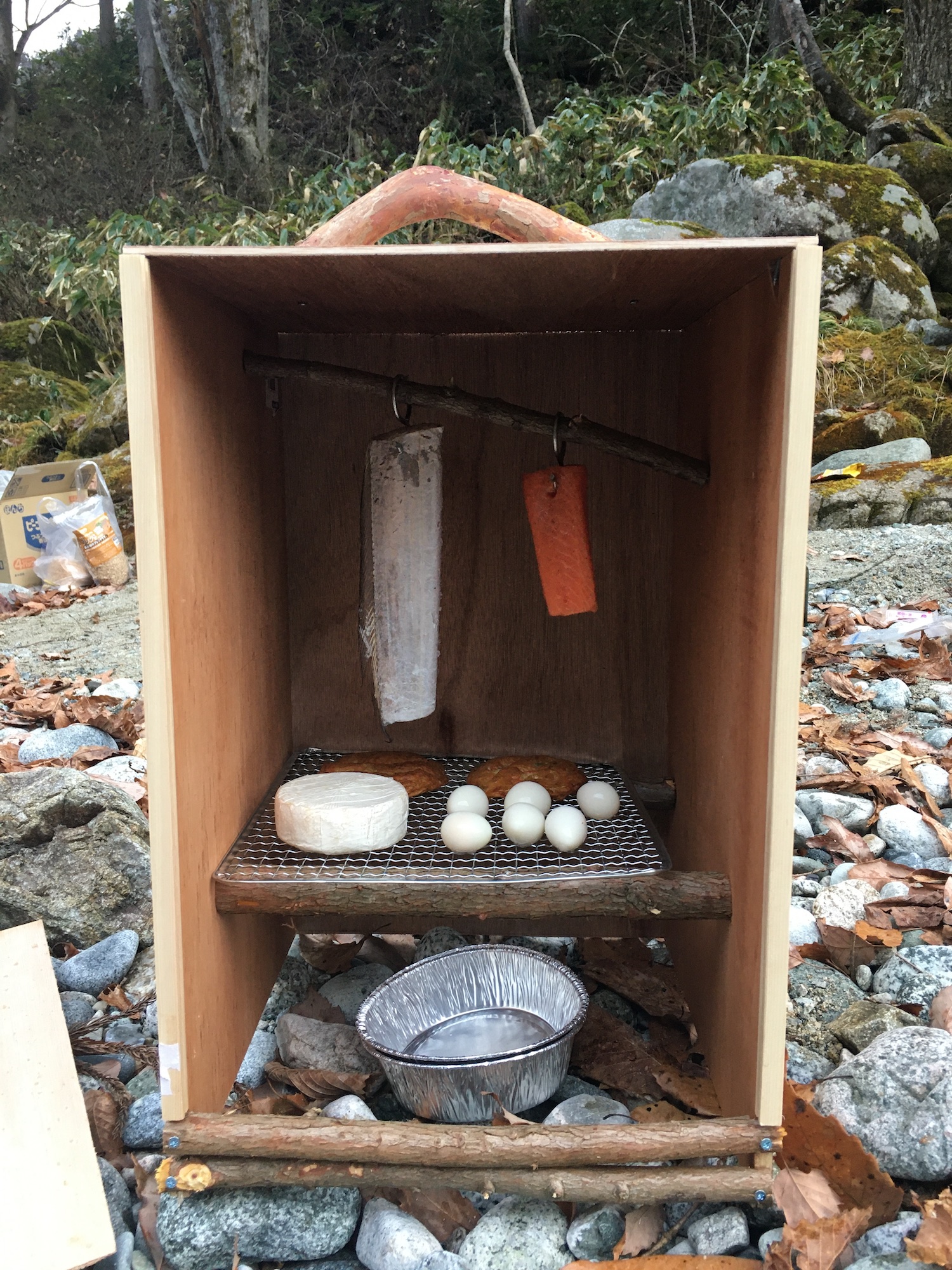 燻製器自作完全ガイド！100均や段ボールで作る美味レシピと温度管理