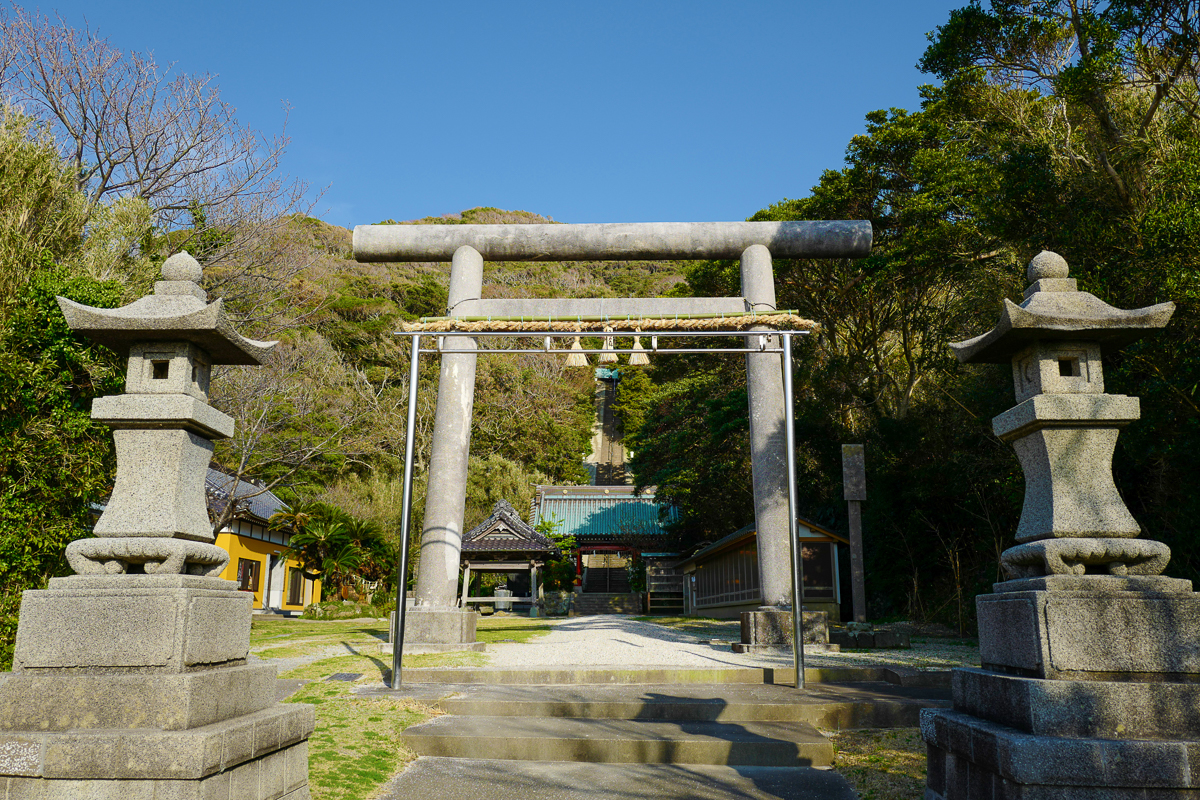 房総の断崖に立つ「富士見鳥居」の衝動 古の祈りと2026年最新の参拝事情