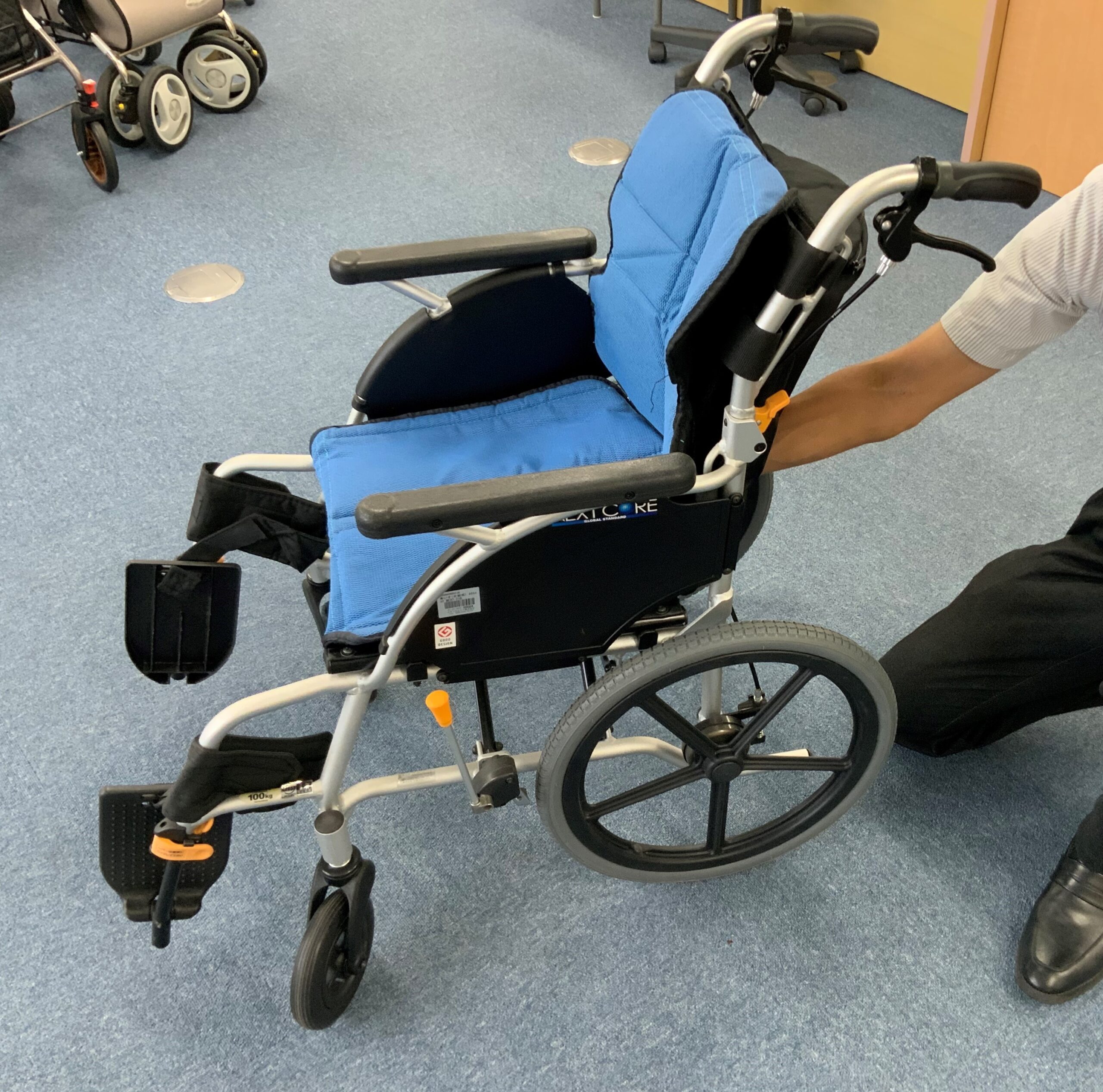 車椅子のたたみ方は力任せNg！初心者も一瞬で畳めるコツと車載手順