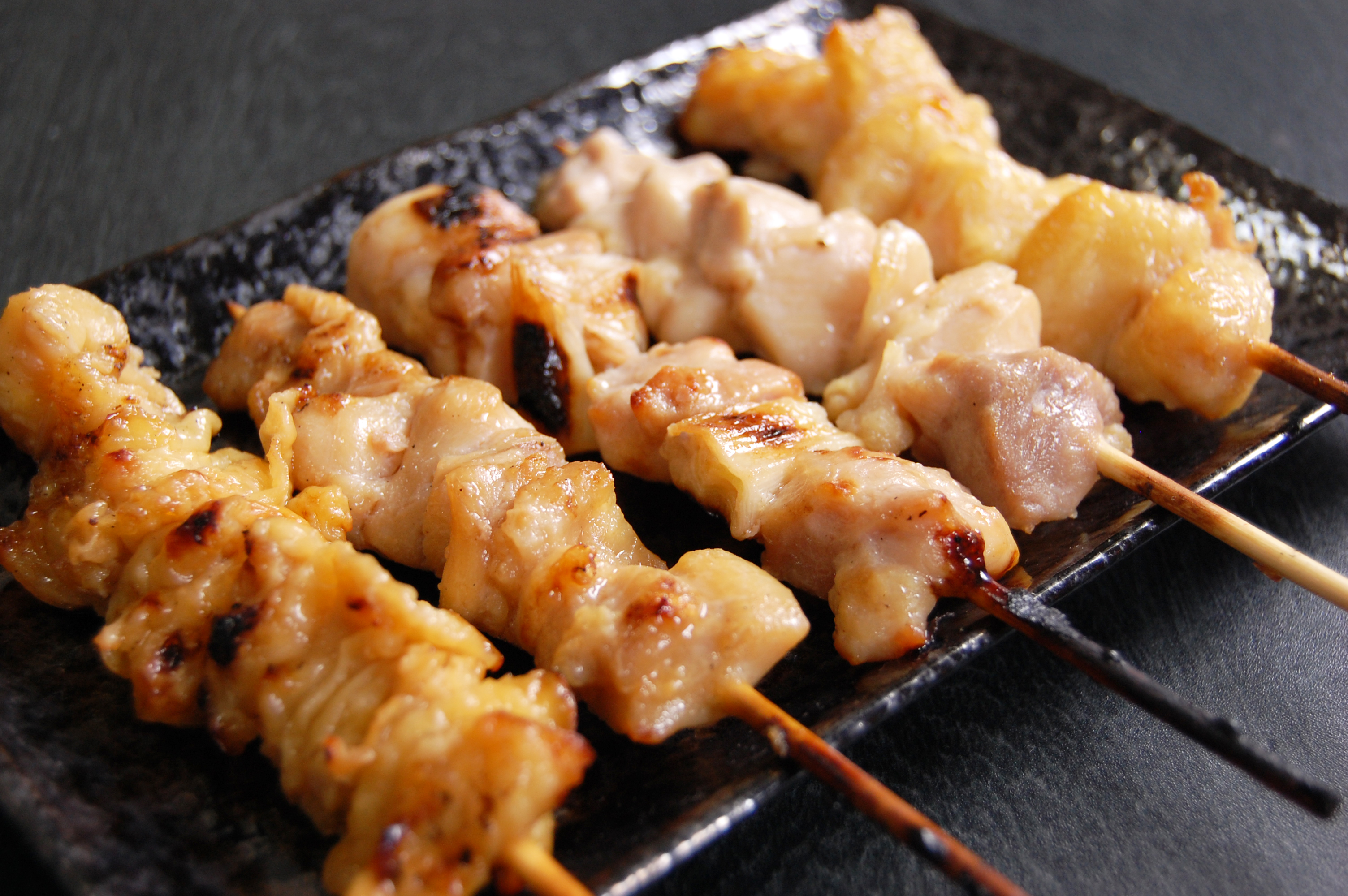 茅場町「焼き鳥宮川」完全攻略！白い唐揚げの秘密と行列回避法2026