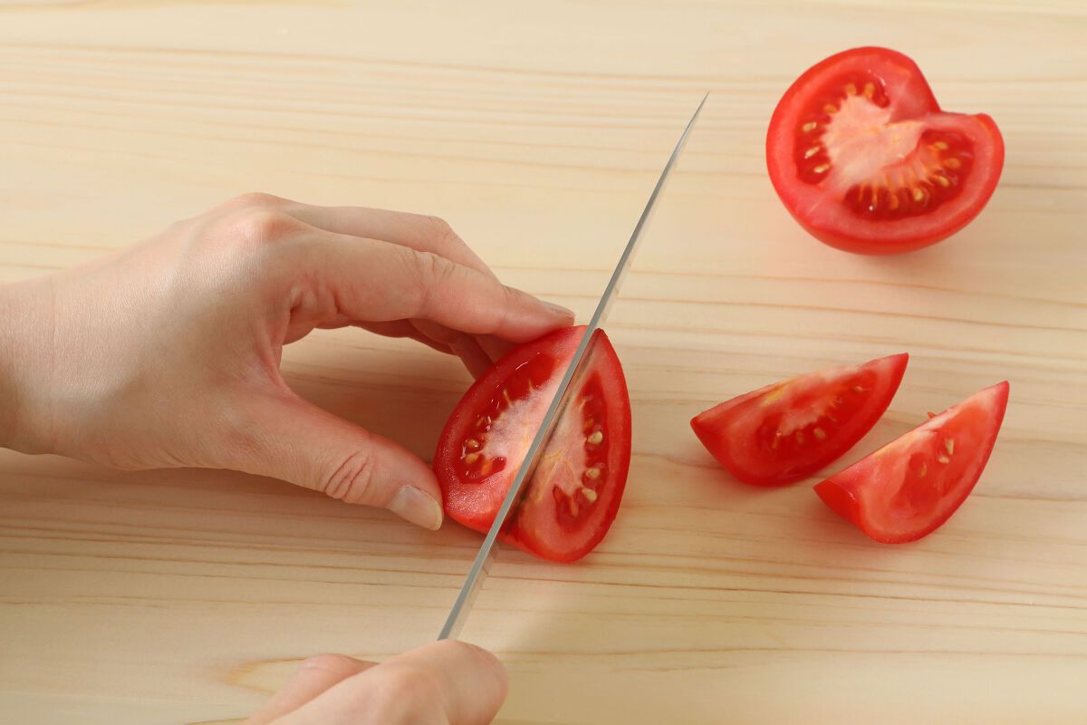 トマトの切り方完全ガイド！種が出ない・潰れないプロの極意