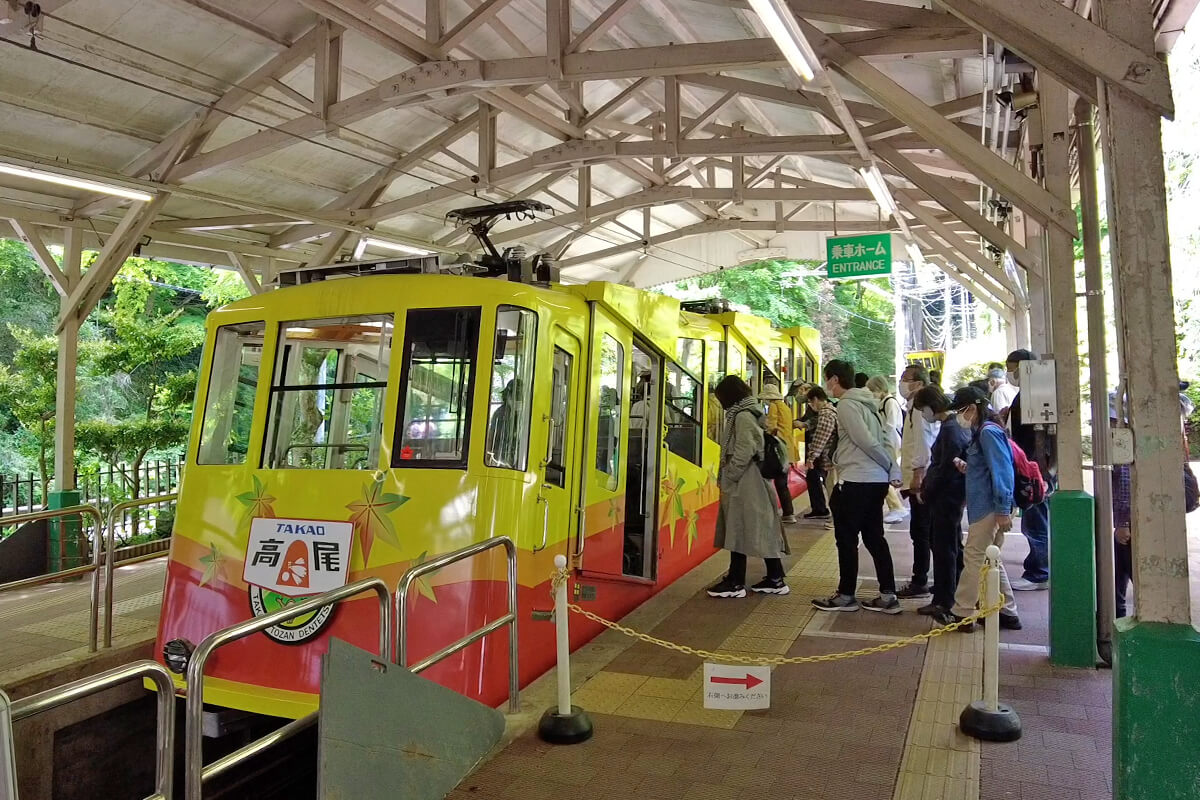 高尾山ケーブルカー2026完全解説｜リフトとの違いと混雑回避術