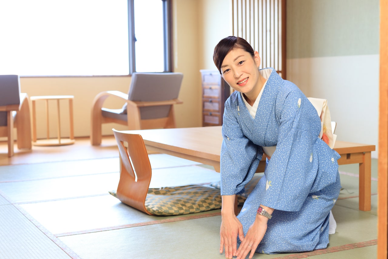 仲居さんとは？女将との決定的な違いや給料・チップの真実を徹底解剖