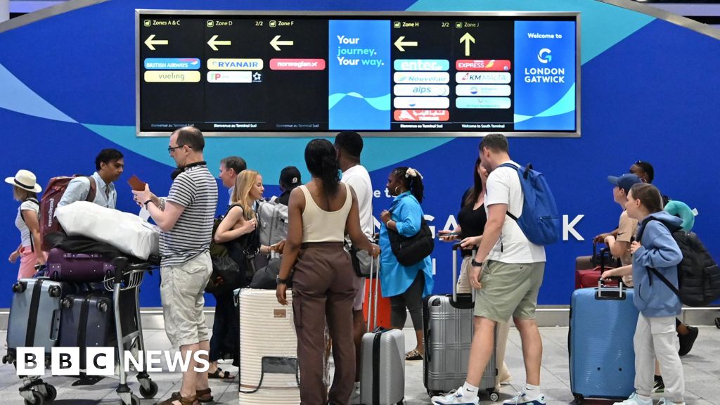 Gatwick Baggage Screeners to Strike Late August over Low Pay