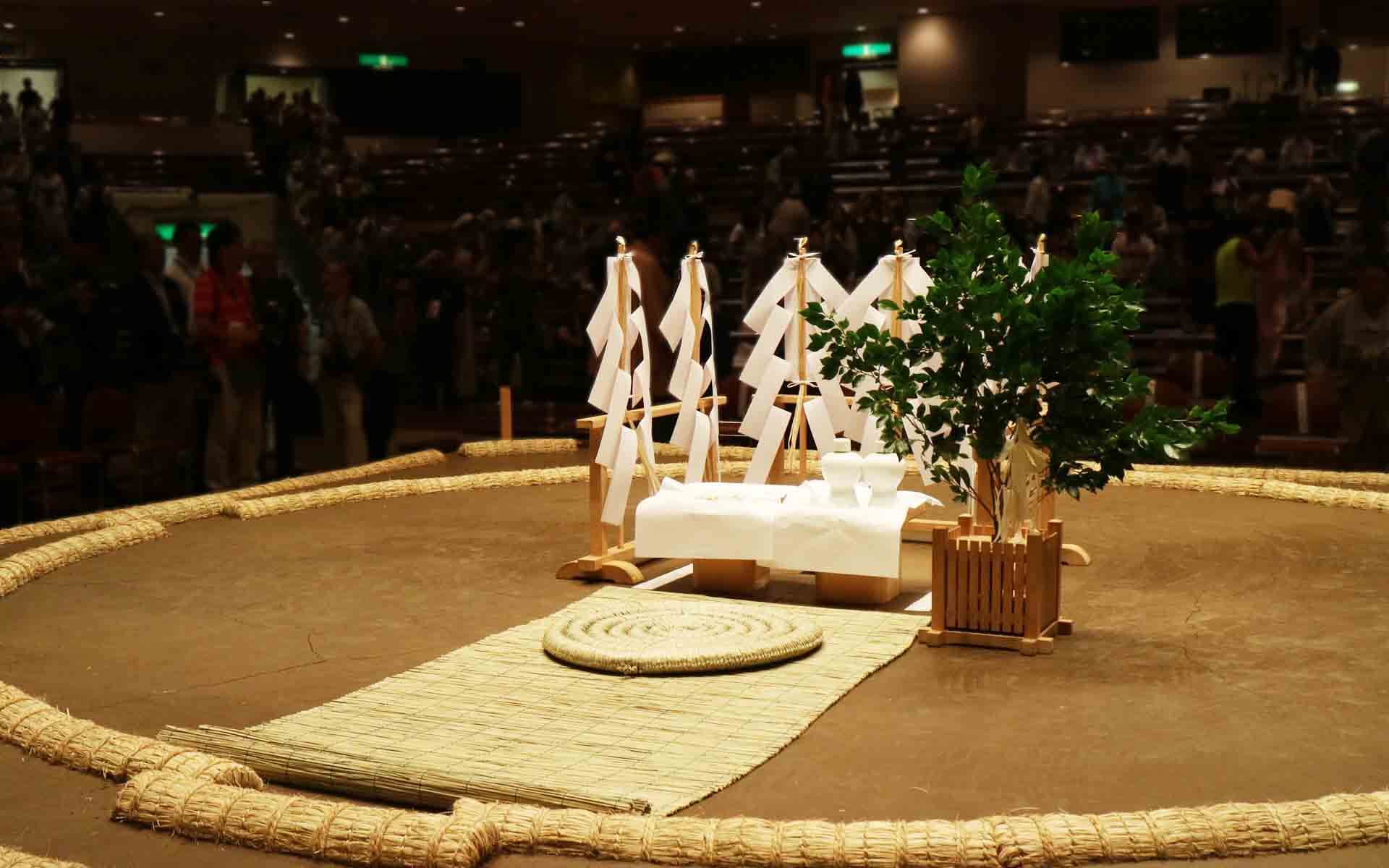 相撲の土俵になぜスルメを埋める？女人禁制と神事に隠された驚愕の真相