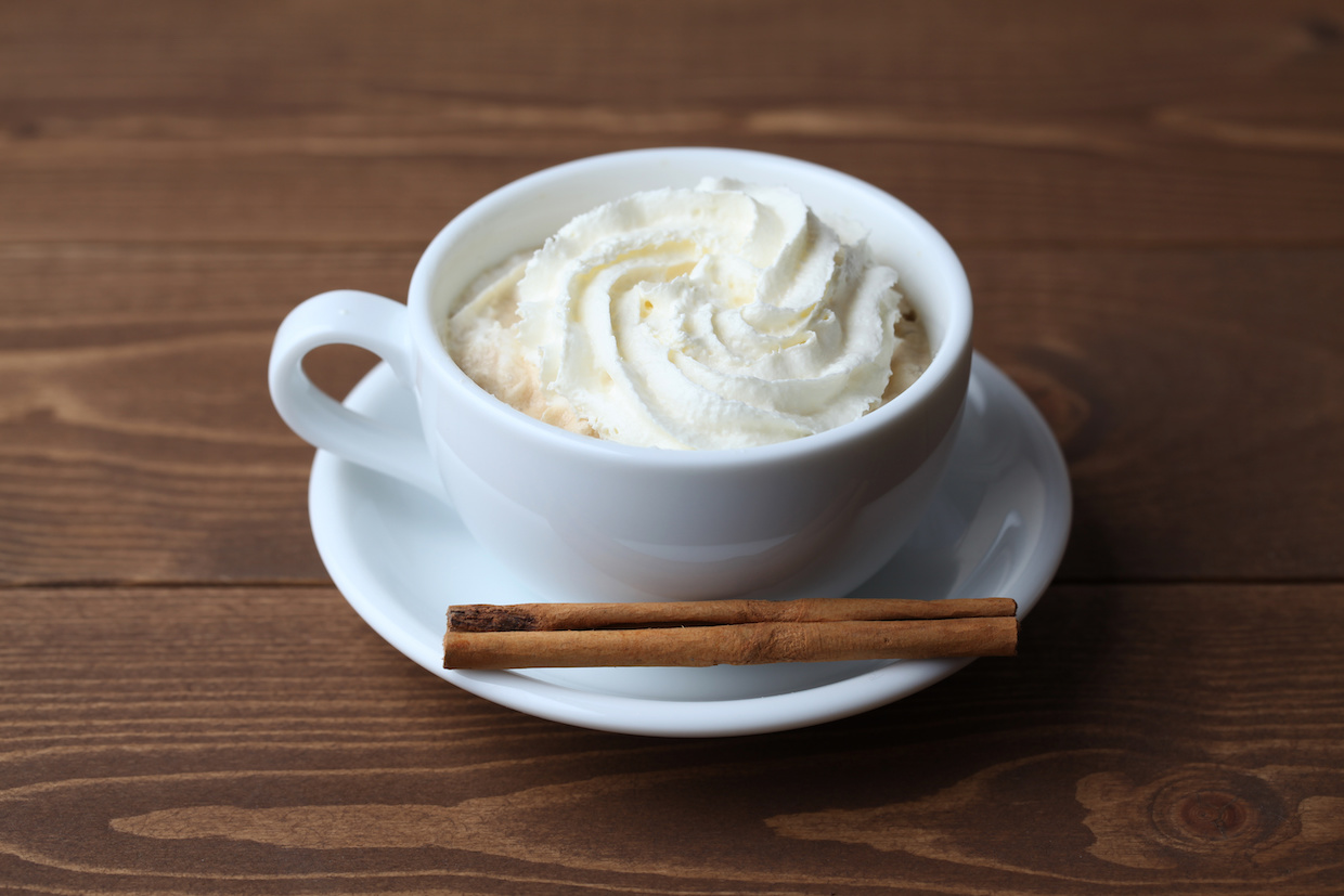 ウインナーコーヒーとは？名前の真相と由来・正しい飲み方を徹底解説