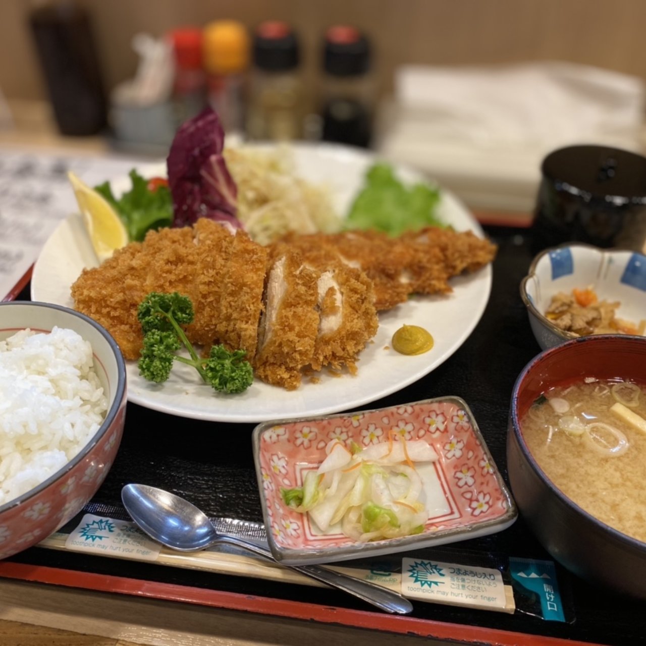 2026年、なぜ今「駅前大衆食堂」に人が押し寄せるのか？昭和レトロの逆襲と令和最新トレンドの交差点
