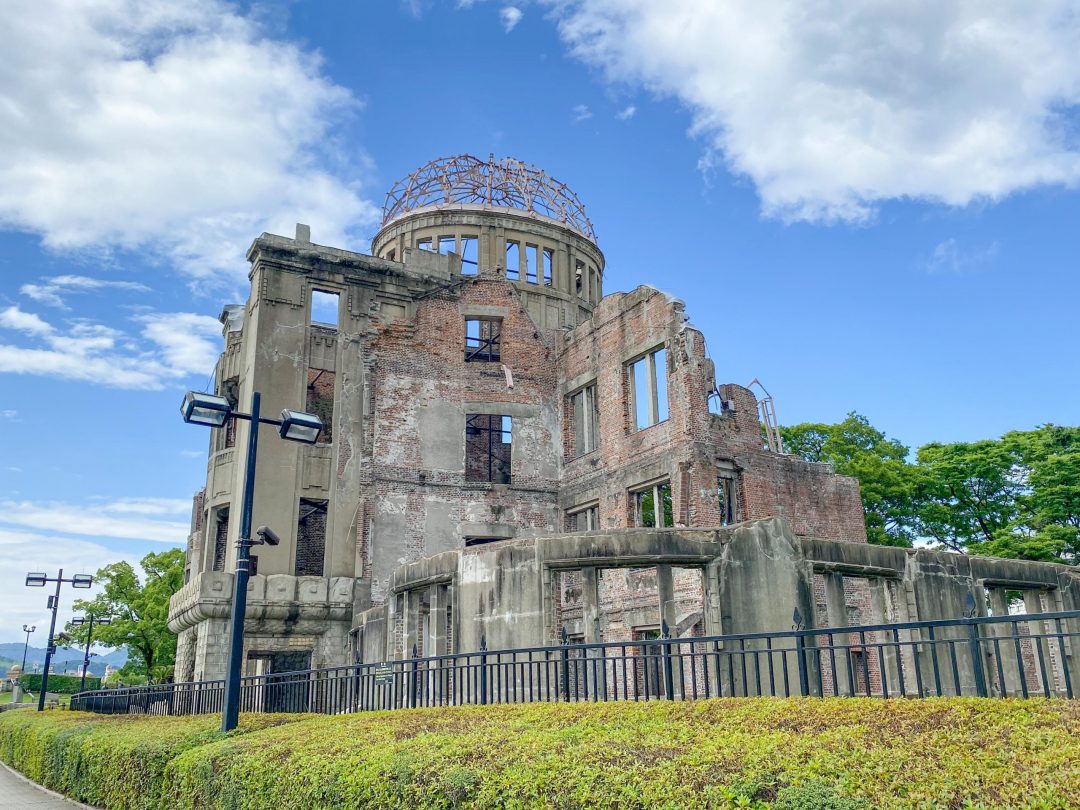 原爆ドームはなぜ倒壊を免れた？奇跡の理由と保存の歴史を徹底解説