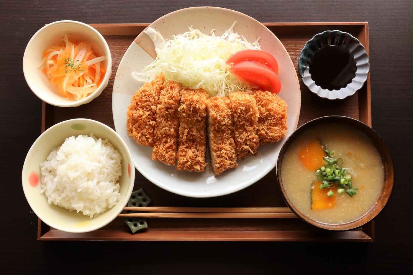 とんかつの副菜は何が正解？キャベツに頼らない絶品献立完全版