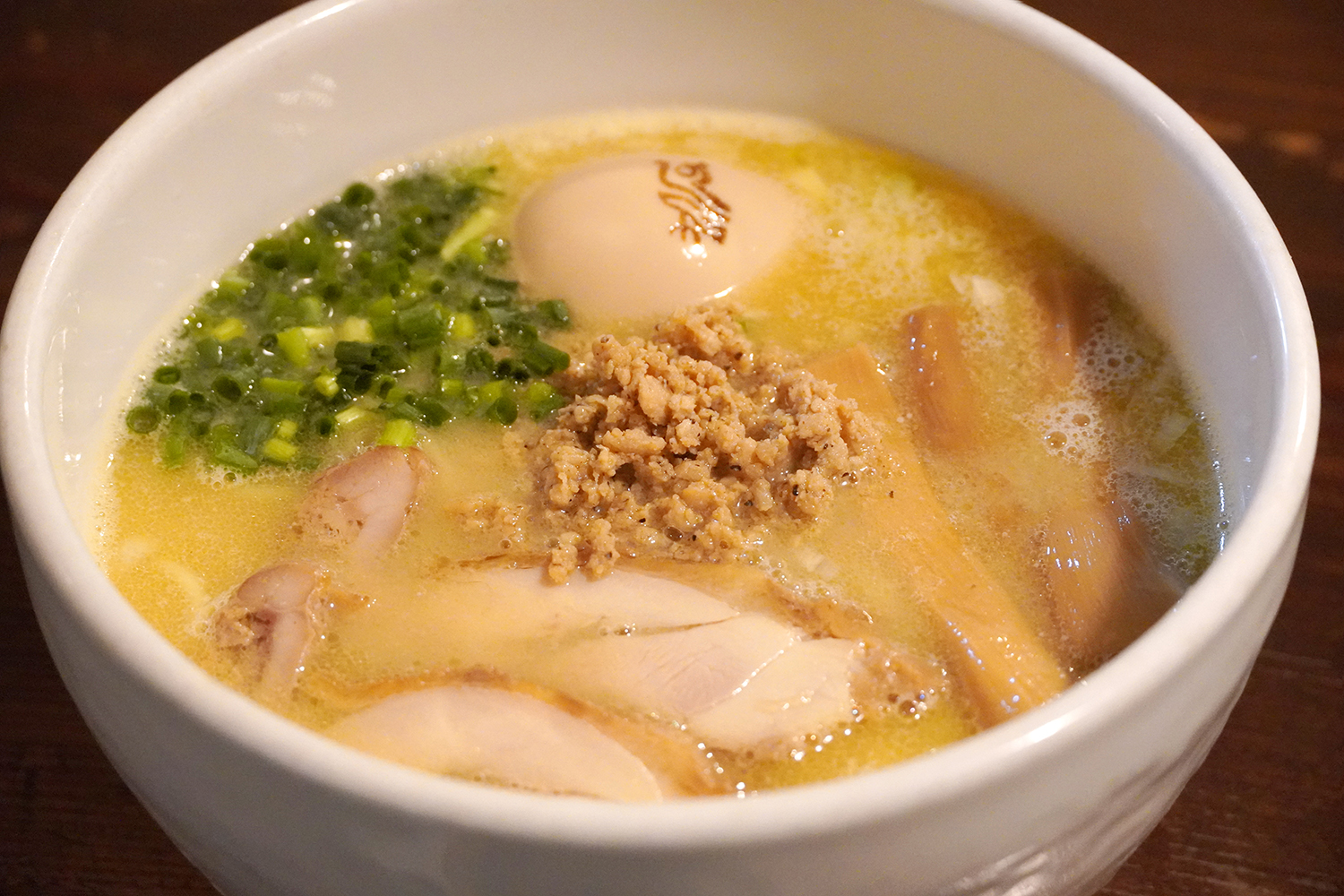 池袋「鶏の穴」なぜ行列が途切れない？濃厚鶏白湯の真相と混雑攻略