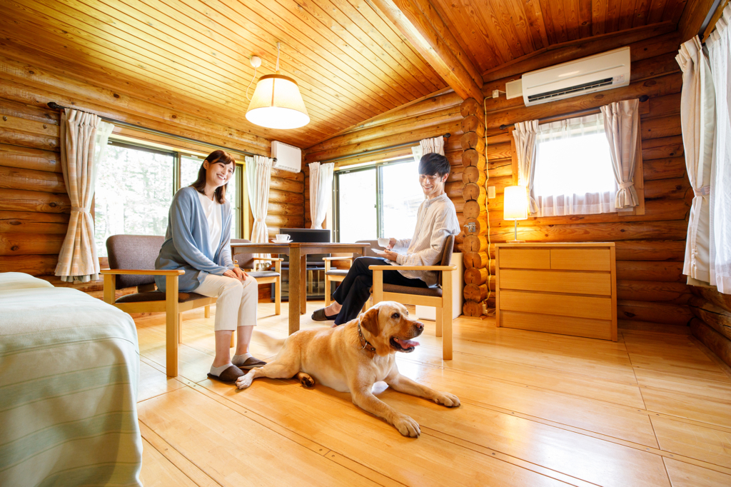軽井沢で愛犬と過ごす極上コテージ、静寂と贅沢を極めた名宿選