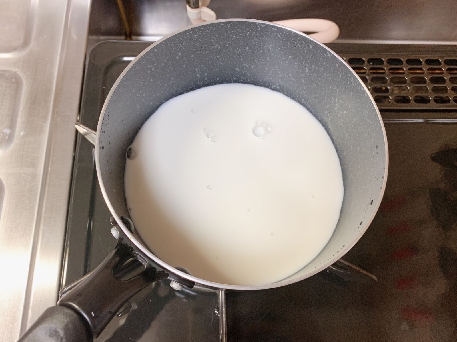 ゆで卵は水からお湯から？殻がツルンと剥ける茹で時間とプロの結論