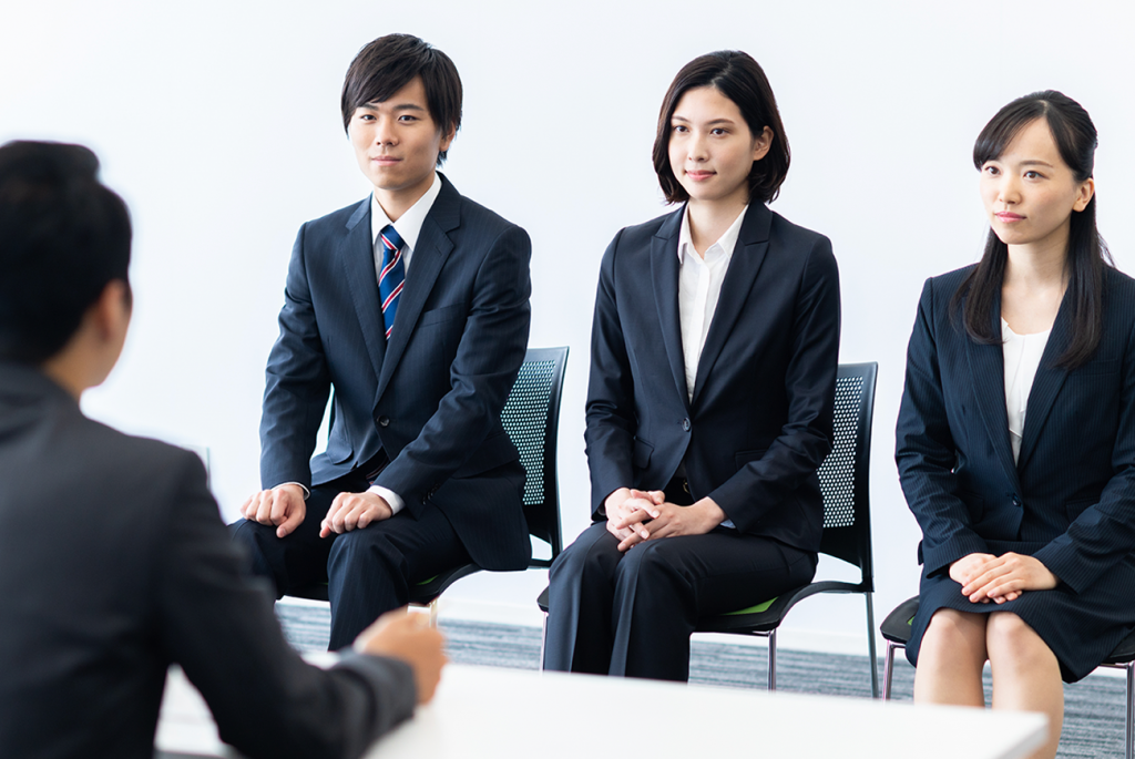 周りと差がつく集団面接マナー！面接官が秘かに見る評価ポイント