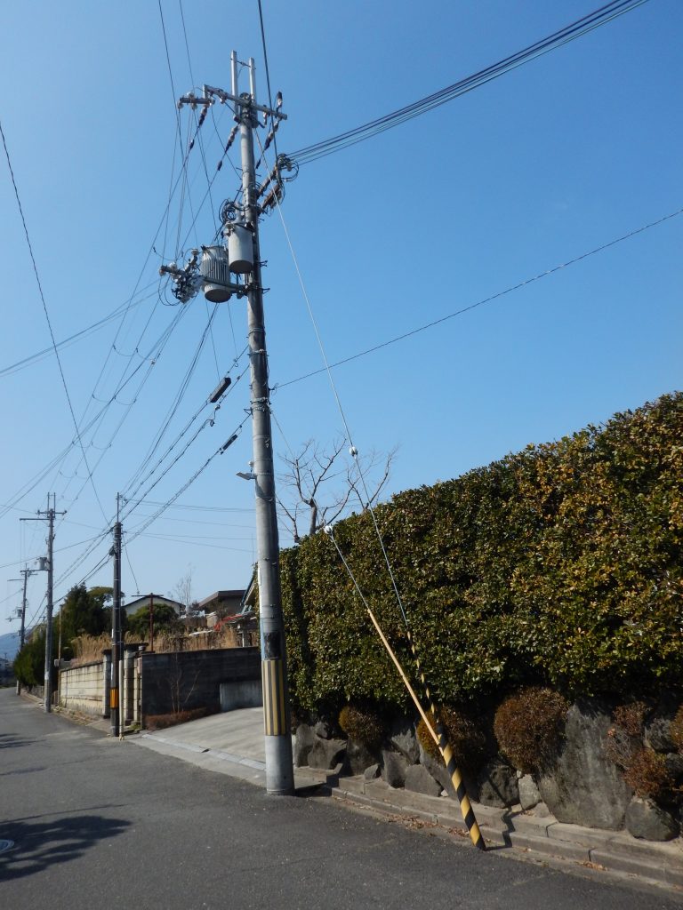 電柱の斜めワイヤーから鉄道まで！「支線」の役割と意外な仕組みを解剖