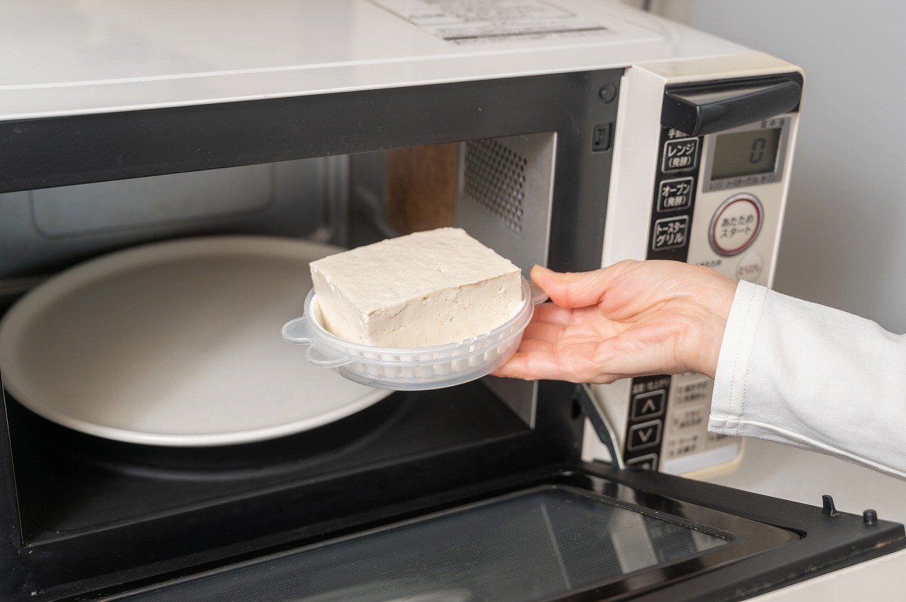 時短料理の新常識！電子レンジで豆腐の水切りを激変させる「爆速3分テクニック」と知っておくべき悲劇を防ぐ落とし穴